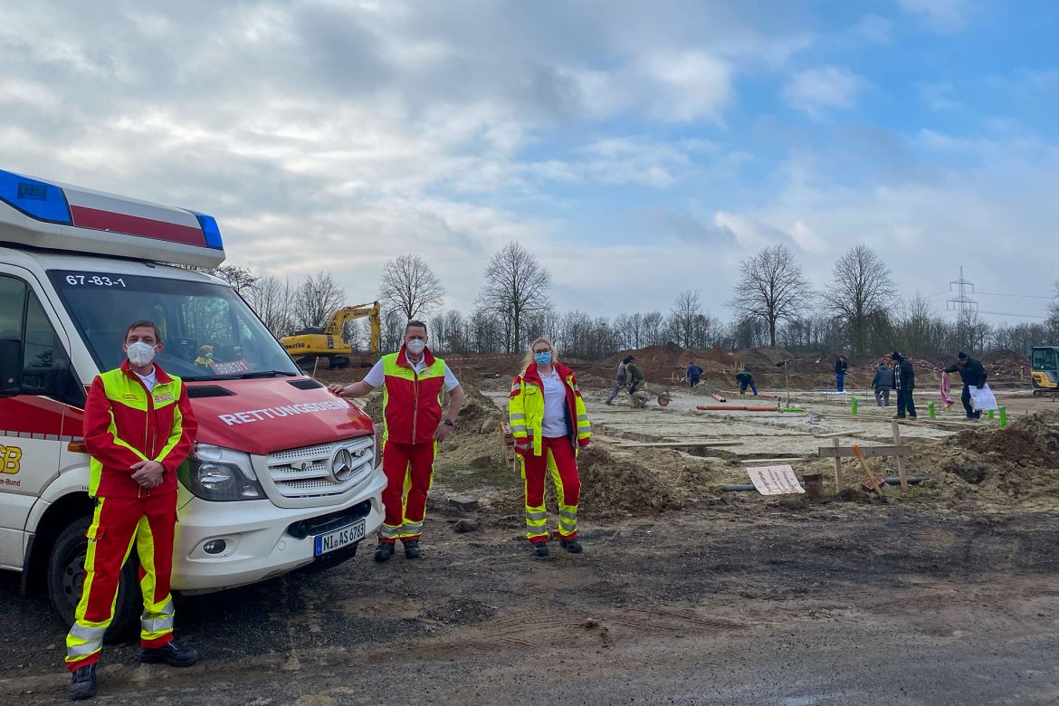 Die ersten Wände der Rettungswache in Hoya stehen